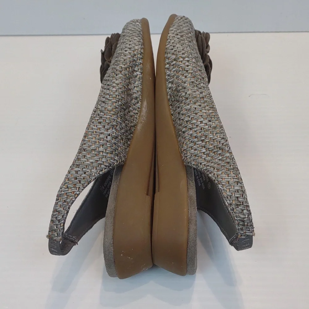 A2 Aerosoles Atmosphere Gray Gold Weave Open Toe Slingback Flower Detail Wedges